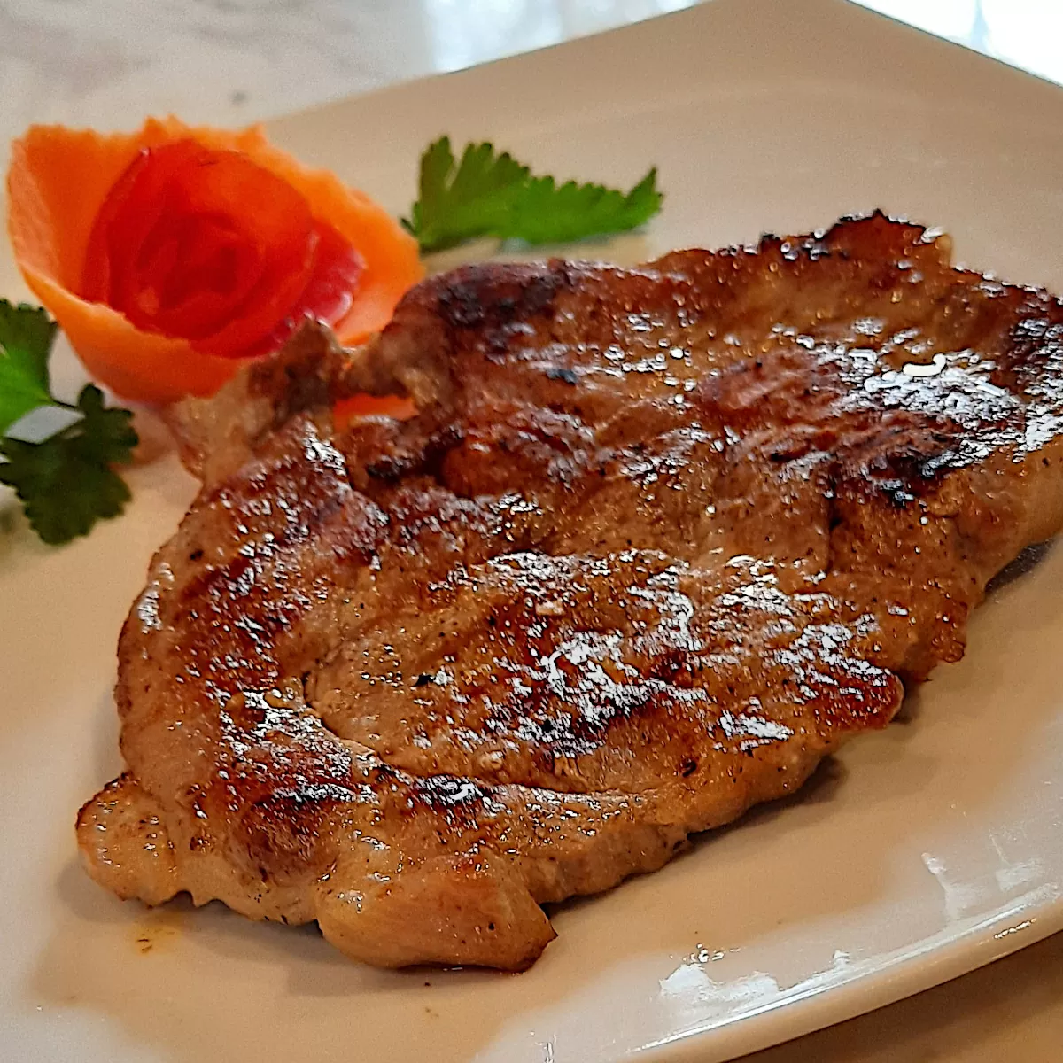 Ceafa de porc la cuptor pe pat de legume